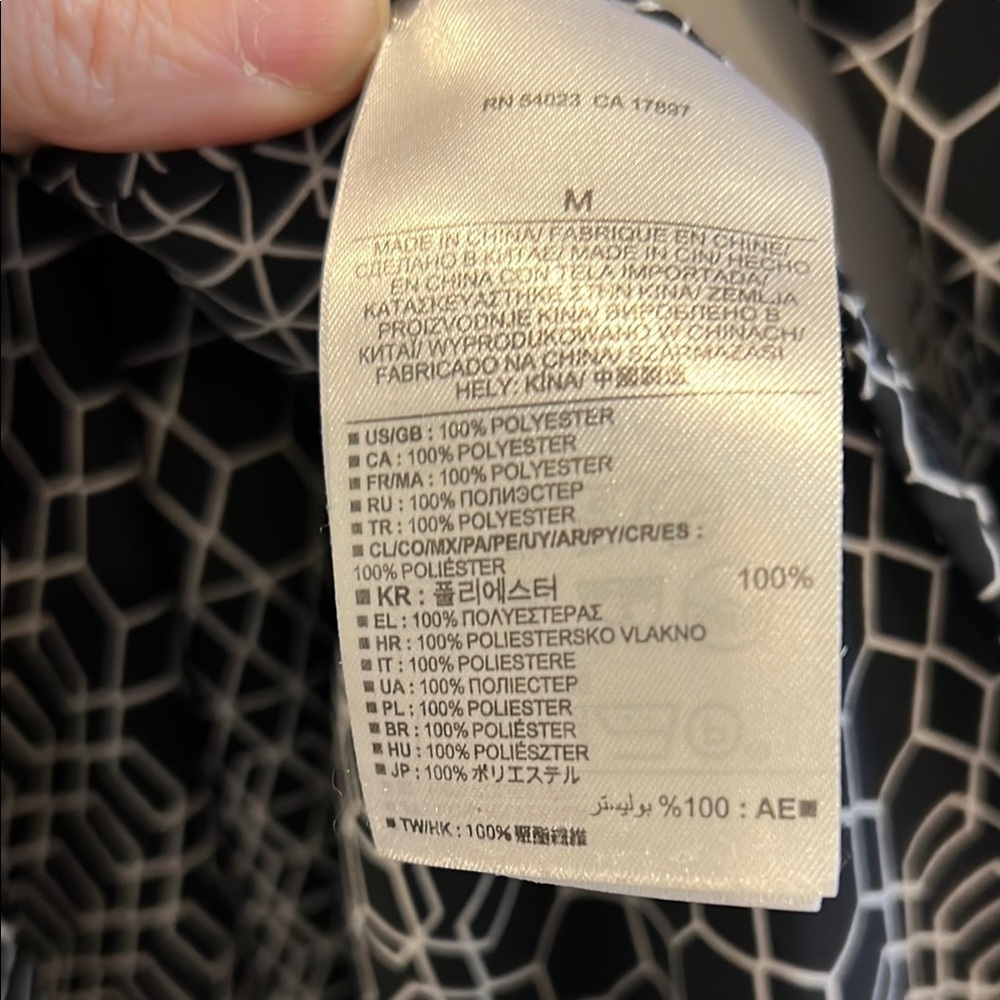 Banana Republic- women’s Black and White Geometric Women's Top- size medium - Picture 3 of 3